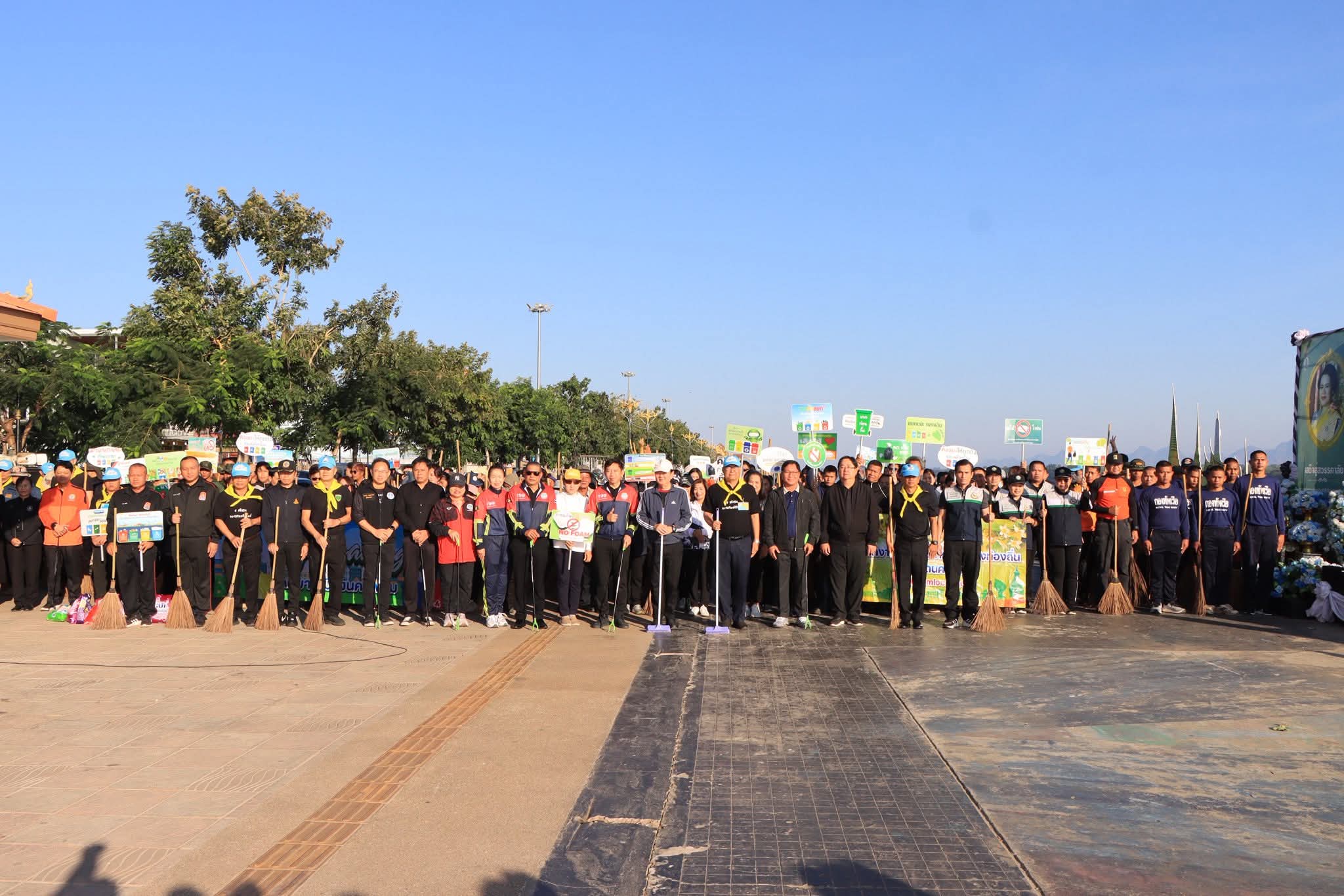 นครพนมรวมพลังภาคีเครือข่าย Big Cleaning Day ขับเคลื่อน MOU ยกระดับภูมิทัศน์ ที่ลานพญาศรีสัตตนาคราช