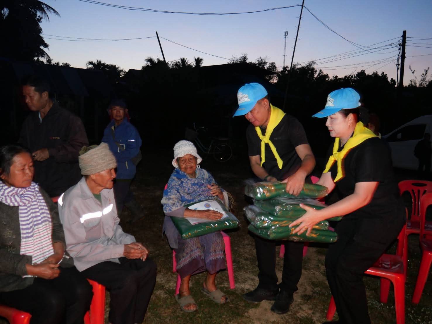 หน่วยพัฒนาการเคลื่อนที่ 22 มอบผ้าห่มกันหนาวช่วยเหลือประชาชนในพื้นที่จังหวัดนครพนม  