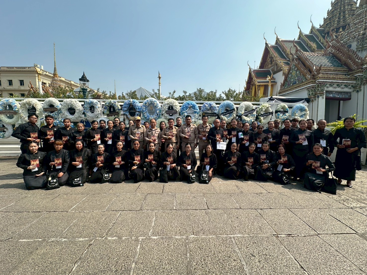 พสกนิกรชาวนครพนม เดินทางเข้าเฝ้าฯ กราบถวายบังคมพระบรมศพ สมเด็จพระนางเจ้าสิริกิติ์ พระบรมราชินีนาถ พระบรมราชชนนีพันปีหลวง