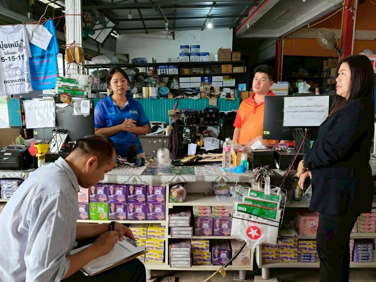 พาณิชย์นครพนมลงพื้นที่ตรวจสอบราคาปุ๋ยเคมี อำเภอท่าอุเทน พบราคายังทรงตัว ย้ำปริมาณเพียงพอ ขอเกษตรกรอย่าตื่นตระหนกกักตุน