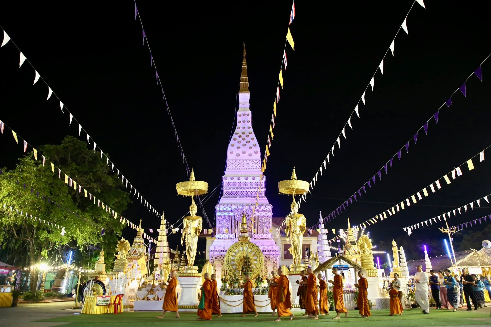 ผู้ว่าฯ นครพนม นำพุทธศาสนิกชนฟังพระธรรมเทศนาและเวียนเทียน สืบสานประเพณีบุญเดือนห้าบูชาพระธาตุนคร