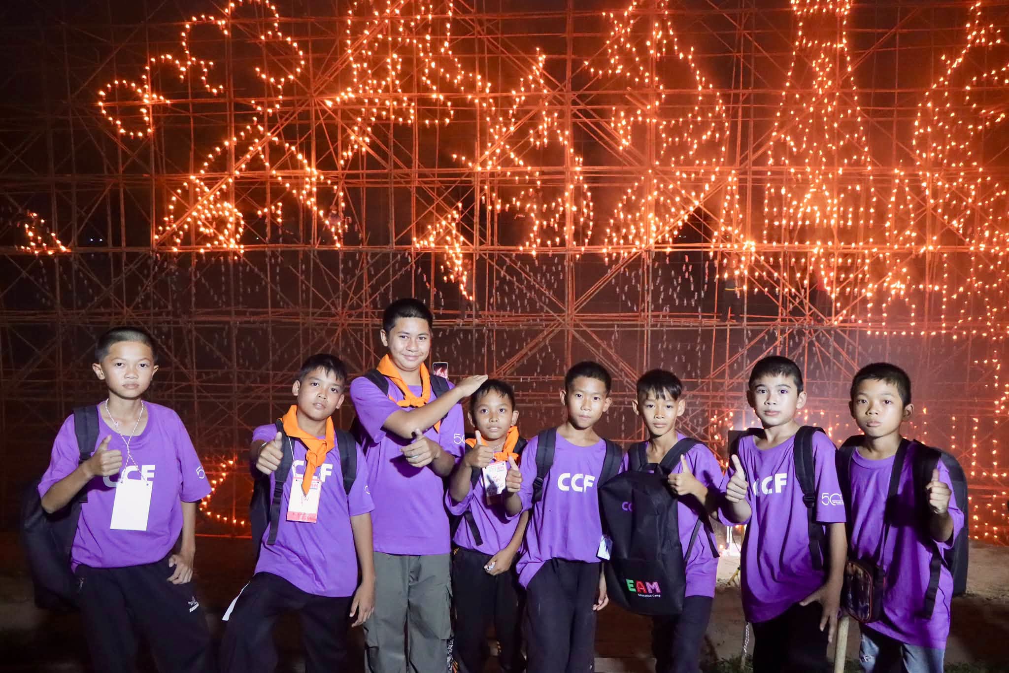 นครพนม วันที่ 5 คึกคัก พาเยาวชนเรียนรู้ภูมิปัญญาเรือไฟ ชมเรือไฟโชว์ ม.นครพนม ตระการตา 7,900 ดวง ม่วนหมอลำเสียงอีสาน